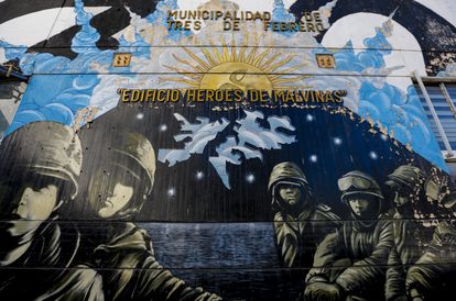 Un mural de Martín Ron inspirado en la Guerra de las Malvinas, en el edificio municipal Tres de Febrero, en Caseros (Argentina). 